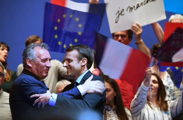François Bayrou, président du Modem, et Emmanuel Macron lors d'un meeting de soutien à Pau le 12 avril 2017