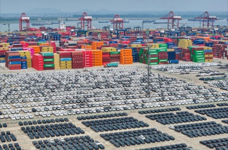 Des voitures chinoises prêtes pour l'exportation dans le port de Nanjing, dans l'est de la Chine, le 29 avril 2025