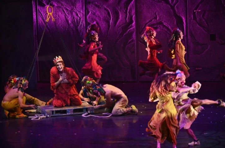 La comédie musicale française Notre Dame de Paris, jouée pour la première fois en plus de 20 ans à New York au David H. Koch Theater du Lincoln Center, le 13 juillet 2022