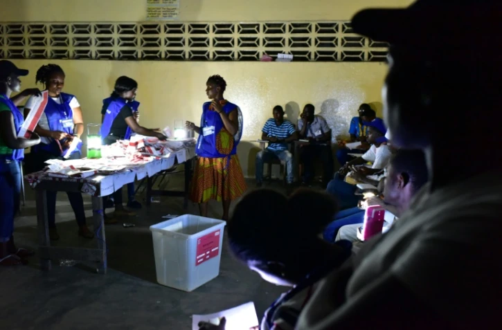 Dépouillement des bulletins de vote lors de la présidentielle, le 10 octobre 2017 à Monrovia, au Liberia