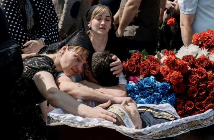 Funérailles d'un pompier tué pendant une attaque de missiles russes sur Kiev, le 9 juin 2025