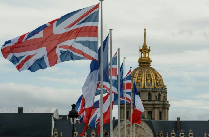 Drapeaux de la France et du Royaume-uni le 19 septembre 2023 devant l'Hôtel des Invalides à Paris 