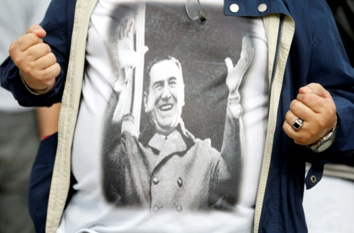Un manifestant porte un T-shirt à l'effigie de l'ancien président argentin Juan Alberto Peron lors d'un rassemblement antigouvernemental à Buenos Aires, en avril 2019