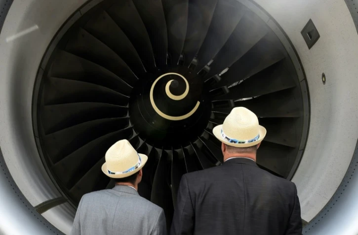 Des visiteurs du salon du Bourget devant le moteur d'un Airbus A330 MRTT, le 18 juin 2019