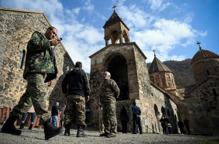 Des soldats arméniens devant le monostère orthodoxe de Dadivank, datant des XIIe-XIIIe siècles, le 12 novembre 2020, dans les alentours de Kalbajar, une zone qui va repasser sous contrôle des forces azerbaïdjanaises le 15 novembre, selon l'accord de cessez-le-feu au Nagorny Karabakh