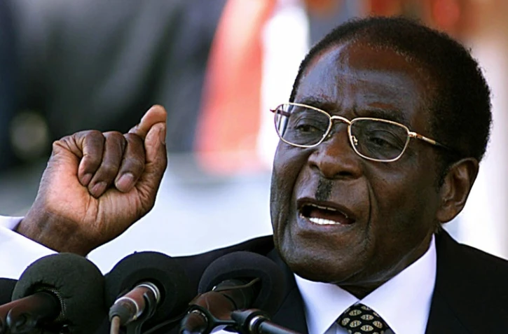 Robert Mugabe aux funérailles de son ancien vice-président Vengesayi Muzeda, le 24 septembre 2003 à Harare