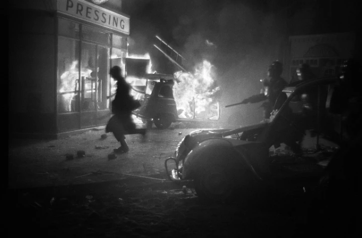 Affrontements avec les forces de l'ordre et voitures incendiées dans le Quartier latin à Paris lors de la nuit du 10 au 11 mai 1968, dite "nuit des barricades" 