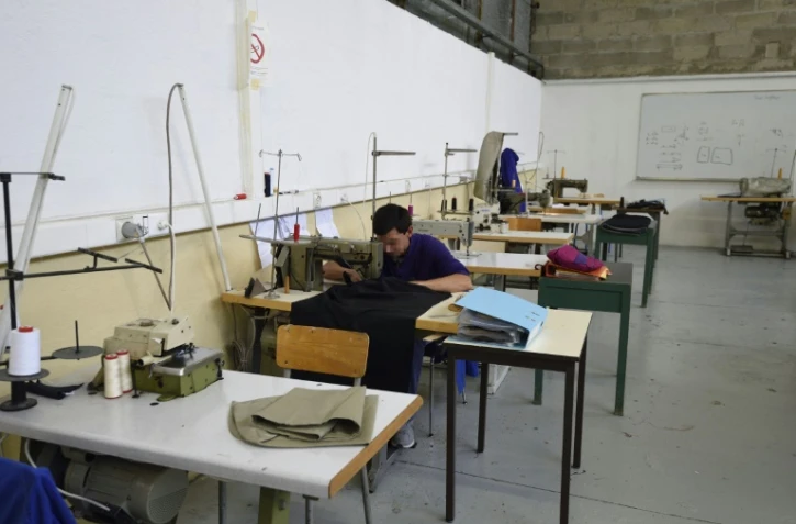 Un détenu dans un atelier de couture le 29 octobre 2015 à la maison d'arrête de Fleury-Mérogis