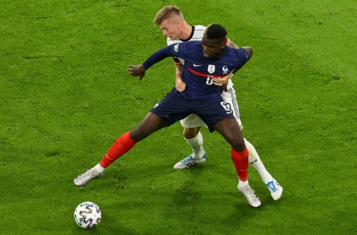 Le milieu de terrain français Paul Pogba, aux prises avec son homologue allemand Toni Kroos, lors de leur match (groupe F) de l&rsquo;Euro 2020, le 15 juin 2021 à Munich