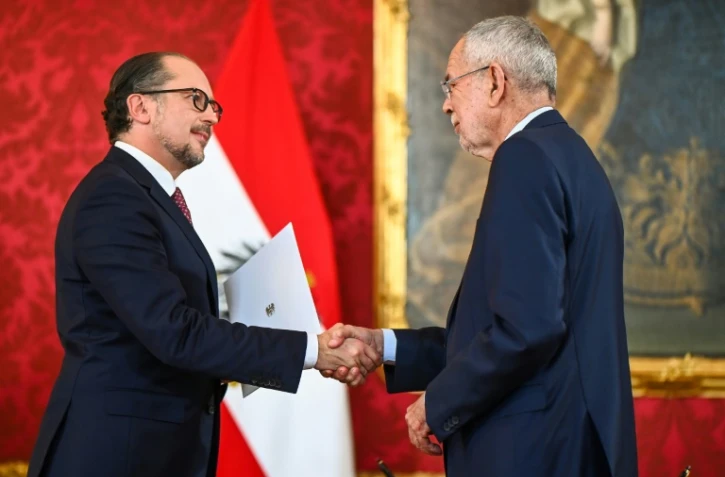 Le nouveau chancelier allemand Alexander Schallenberg (g) et le président autrichien Alexander Van der Bellen, lors d'une cérémonie d'investiture au palais présidentiel, le 11 octobre 2021 à Vienne