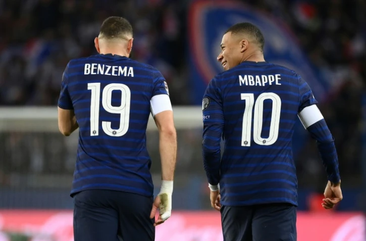 Les attaquants de l'équipe de France Karim Benzema et Kylian Mbappé, lors d'un match contre le Kazakhstan, le 13 novembre 2021 au Parc des Princes