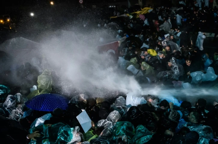 La police turque utilise gaz et canon à eau pour disperser les centaines de personnes rassemblées devant le siège de Zaman à Istanbul et pénétrer dans le bâtiment, le 5 mars 2016