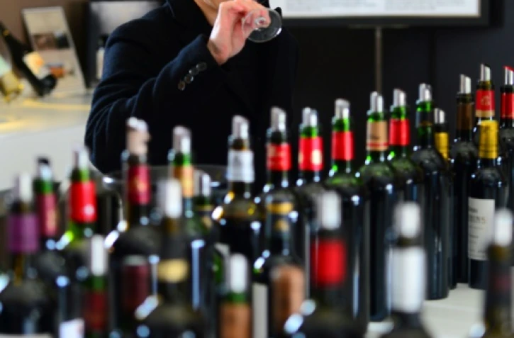 Un journaliste chinois goûte les primeurs 2020 du Chateau de Rouillac à Léognan, en Gironde, le 26 avril 2021