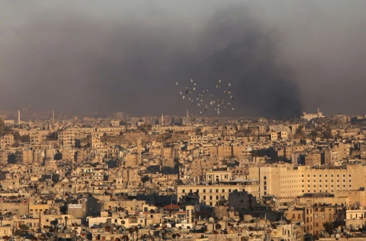 Une vue générale d'Alep où l'on voit de la fumée liée aux combats entre le régime et les rebelles, le 3 décembre 2016