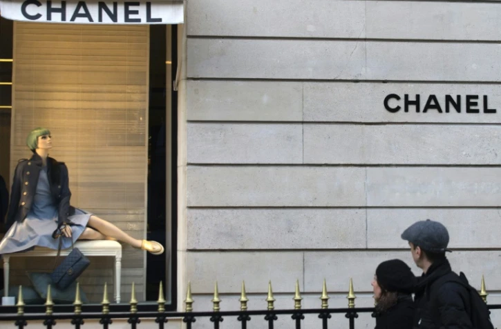 Une devanture de la boutique Chanel Ă Paris