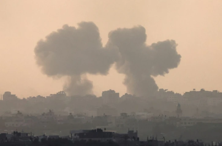 Une photo prise depuis la ville israélienne de Sdérot montre les nuages provoqués par un bombardement israélien sur Gaza le 22 octobre 2023