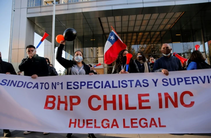 Manifestation de travailleurs de la mine de cuivre d'Escondida devant les bureaux du groupe anglo-australien BHP à Santiago (Chili), le 27 mai 2021