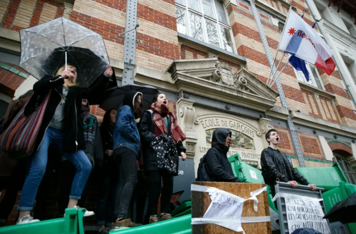 Le lycée Gerorges bloqué par des manifestants le 31 mars 2016 à Paris