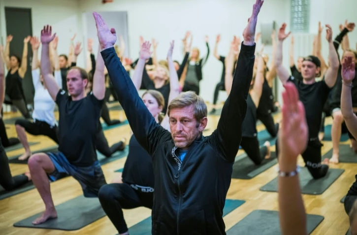 Henrik Bunge (c), directeur général de la marque de vêtements Björn Borg, lors d'une classe de yoga, le 26 janvier 2018 à Stockholm