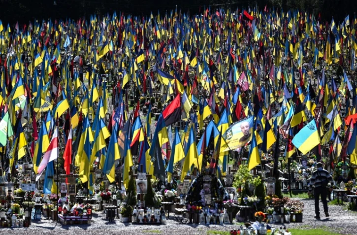 Le cimetière militaire Lychakiv, à Lviv, décoré de drapeaux ukrainiens, le dimanche de Pâques, le 20 avril 2025
