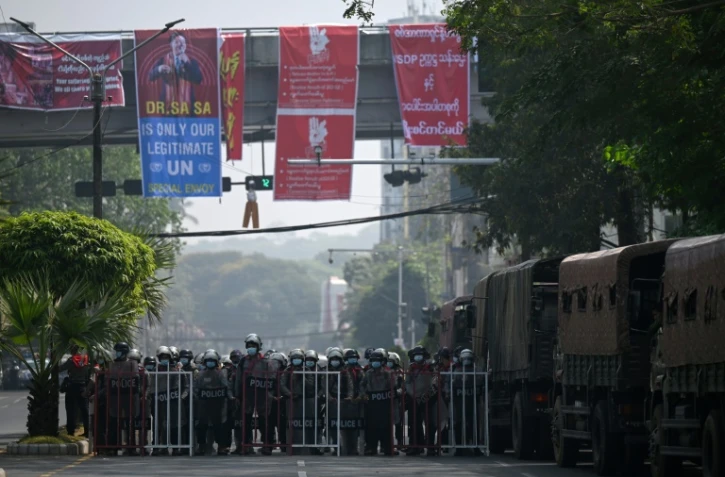 La police anti-émeute bloque les routes lors d'une manifestation à Rangoun contre le coup d'Etat militaire, le 26 février 2021