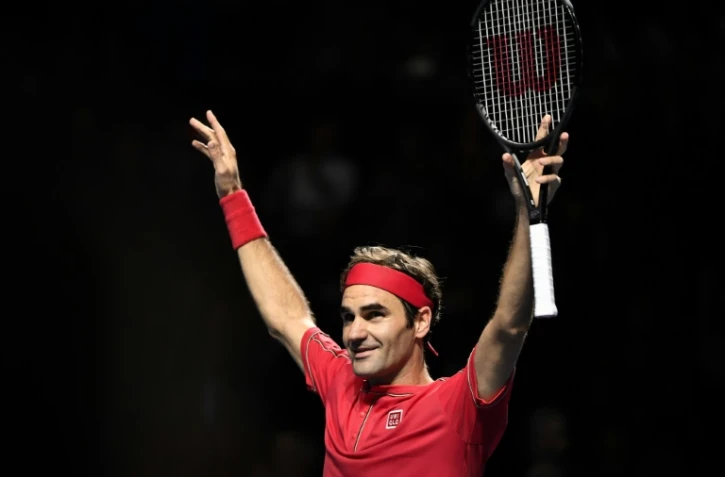 Le Suisse Roger Federer bras levés après sa victoire face à l'Australien Alex De Minaur en finale du tournoi de Bâle, le 27 octobre 3019