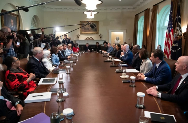 Le président Joe Biden entouré de ses ministres, six mois après son arrivée au pouvoir, le 20 juillet 2021 à la Maison Blanche