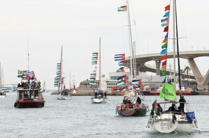 Des militants propalestiniens à bord de bateaux de la "flottille pour Gaza", quittent le port Vell à Barcelone, en Espagne, le 12 avril 2026