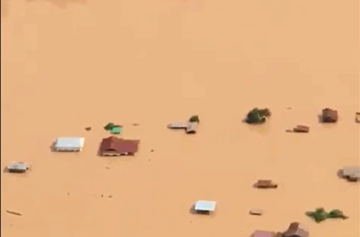 Photo tirée d'une vidéo de la chaîne ABC Laos montrant une vue aérienne des inondations provoquées par l'effondrement d'un barrage dans la province d'Attapeu (sud-est du Laos) 