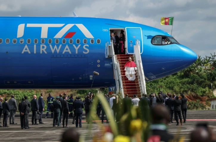 Le pape Léon XIV arrive au Cameroun, deuxième étape de sa tournée africaine, à Yaoundé, le 15 avril 2026