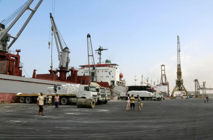 photo prise le 27 janvier 2018 d'un déchargement de l'aide fournie par l'Unicef dans le port yéménite de Hodeida sur le mer Rouge