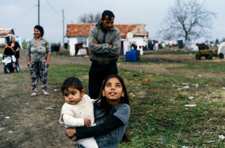 Un jeune Rom porte son frère dans le village de Ekzarh Antimovo le 4 février 2016