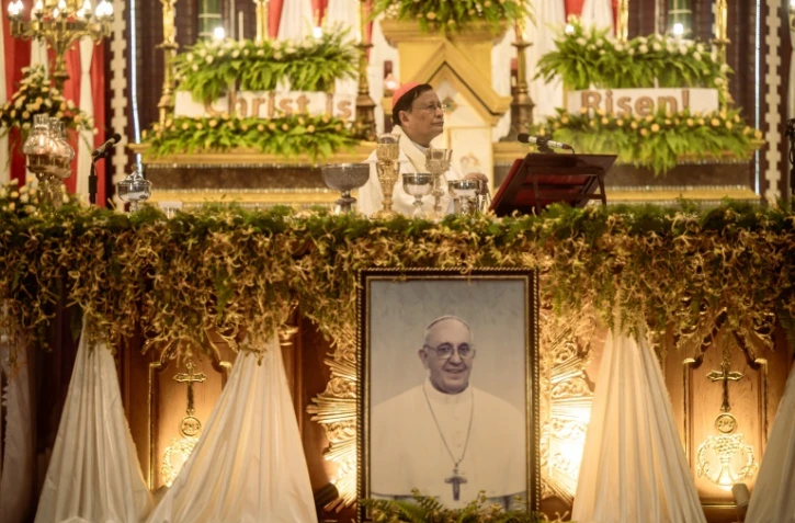 Le cardinal Charles Maung Bo, archevêque de Rangoun, prie à la mémoire du pape François à la cathédrale Saint-Marie, le 22 avril 2025 en Birmanie