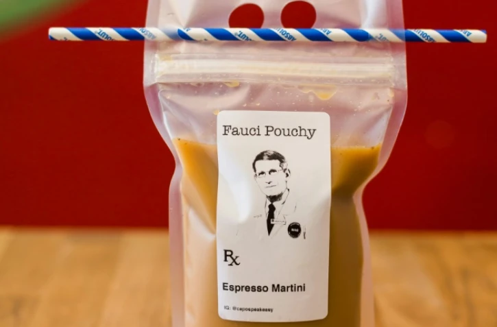 Le cocktail "Fauci Pouchy", en l'honneur de l'épidémiologiste Anthony Fauci, créé et vendu par le bar "speakeasy" Capo à Washington, le 16 avril 2020