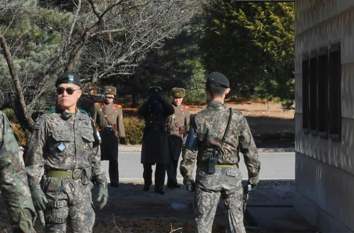 Des soldats nord-coréens font face à des soldats sud-coréens à Panmunjom, dans la zone démilitarisée (DMZ), le 24 novembre 2017