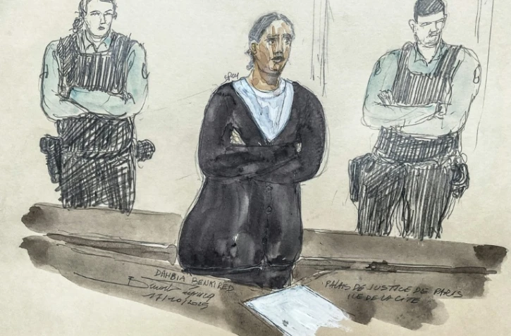 Croquis d'audience du 17 octobre 2025 montrant Dahbia Benkired lors de son procès pour le meurtre de Lola, à la cour d'assises de Paris