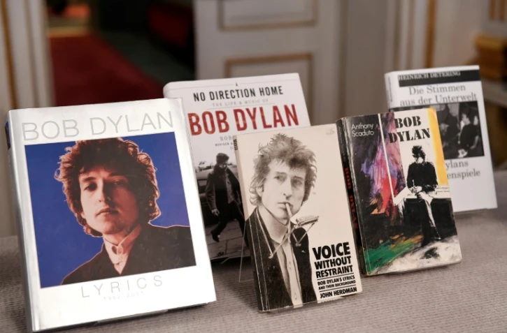 Photographie prise le 13 octobre 2016 montrant des livres du prix Nobel de littérature, Bob Dylan