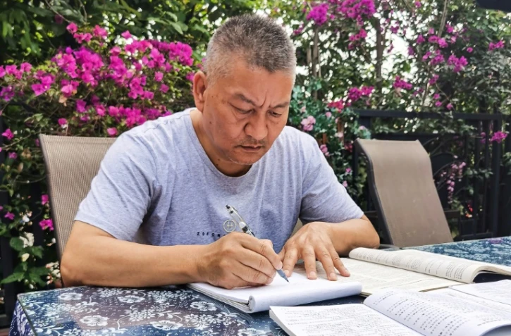 Liang Shi, 56 ans, candidat pour la 27e fois au "gaokao", le baccalauréat chinois, révise à son domicile de Chengdu, dans le sud-ouest de la Chine, le 25 mai 2023