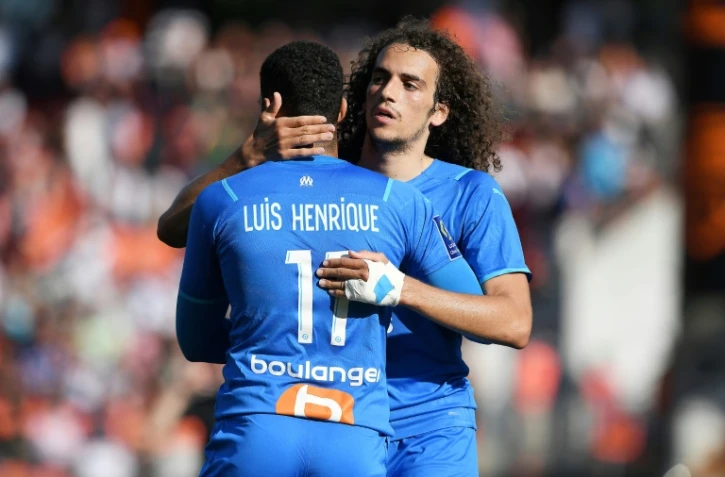 Les Marseillais Luis Henrique (g) et Matteo Guendouzi vainqueurs à Lorient le 8 mai 2022  