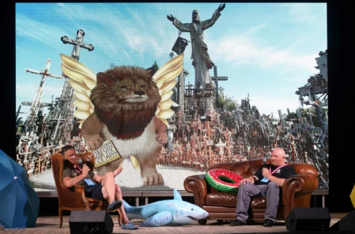 Réunion de la "NAFO", une armée virtuelle de partisans de l'Ukraine en "sommet" dans une discothèque à Vilnius, le
8 juillet 2023