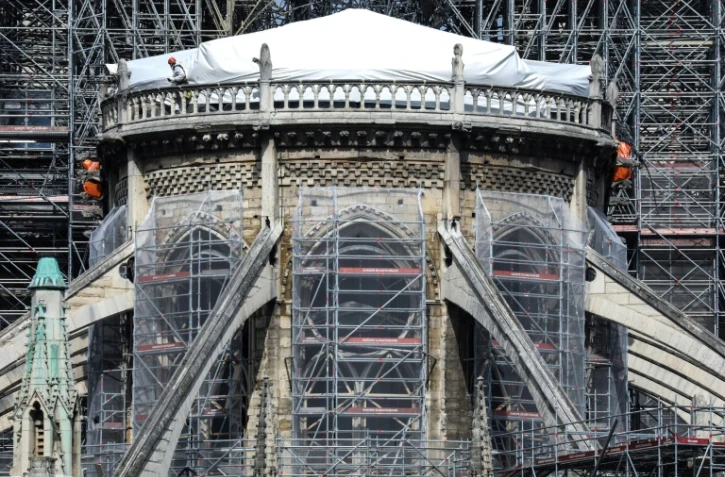 Des ouvriers sur le chantier de restauration de Notre-Dame gravement endommagée par un incendie, le 7 mai 2019 à Paris