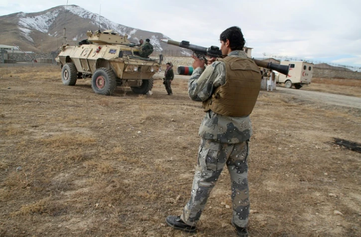 Des membres des forces de sécurité afghanes sur les lieux d'un attentat-suicide contre une de leurs bases, le 29 novembre 2020 près de Ghazni