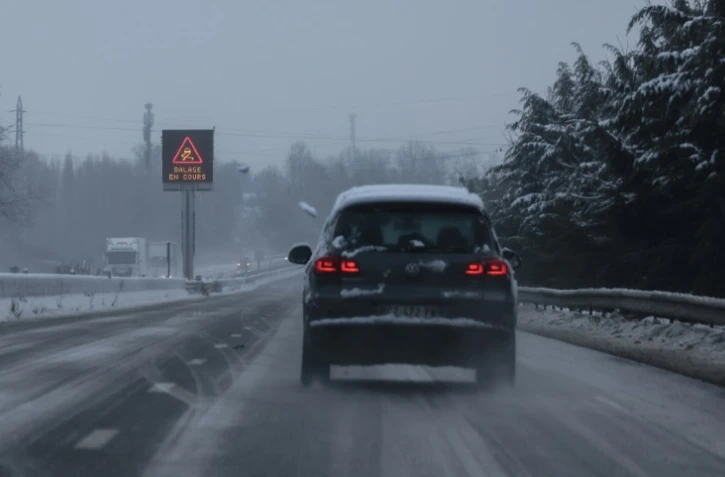 Une voiture sur l'autoroute A26 entre Calais et Arras sous la neige, le 9 janvier 2025