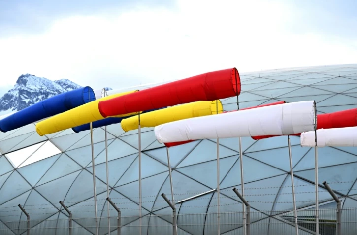 Des manches à air à l'aéroport de Salzbourg, en Autriche, le 17 février 2022