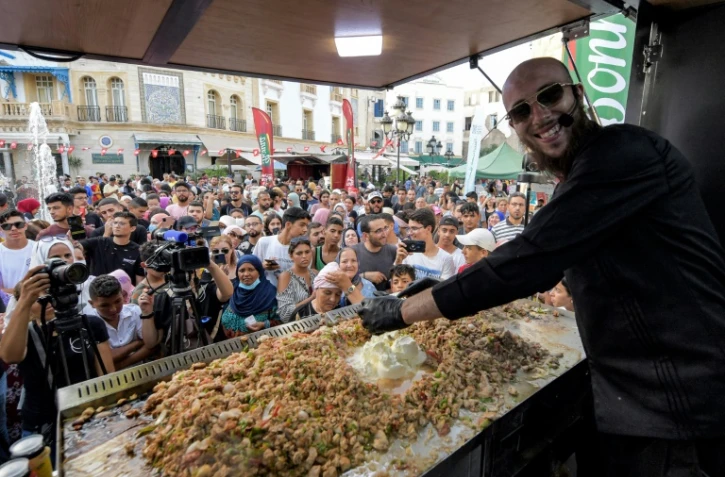 Le vendeur de street food Habib el-Bey prépare des sandwiches dans son van garé le long de l'avenue Habib Bourguiba à Tunis le 2 juillet 2022