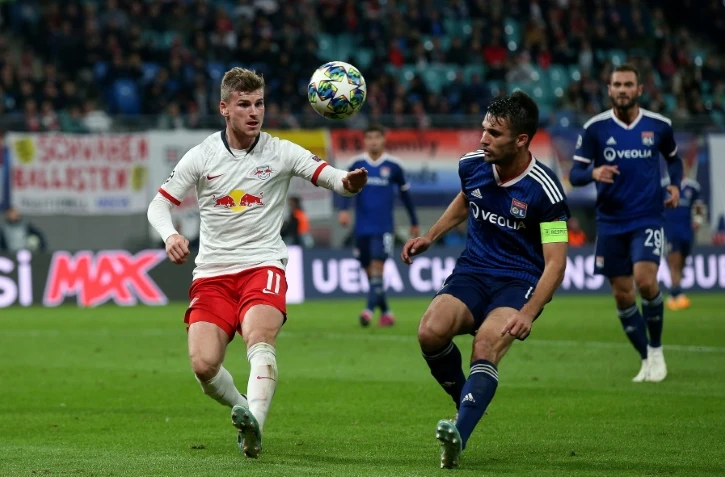 Le défenseur de Lyon, Léo Dubois (d), face à l'attaquant de Leipzig lors du match de groupes de la Ligue des champions, à Leipzig, le 2 octobre 2019