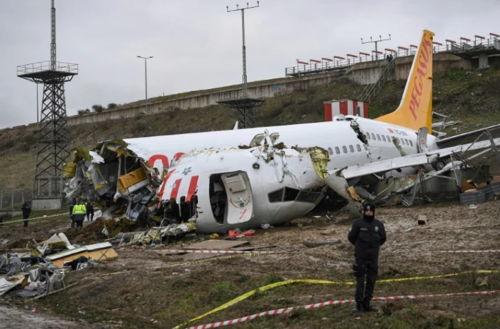 L'avion de la compagnie turque Pegasus brisé en deux lors de son atterrissage à Istanbul, le 6 février 2020

