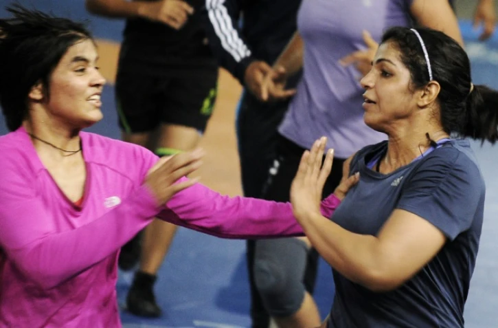 La lutteuse indienne Sakshi Malik (D) à l'entraînement le 24 mai 2016 à Lucknow