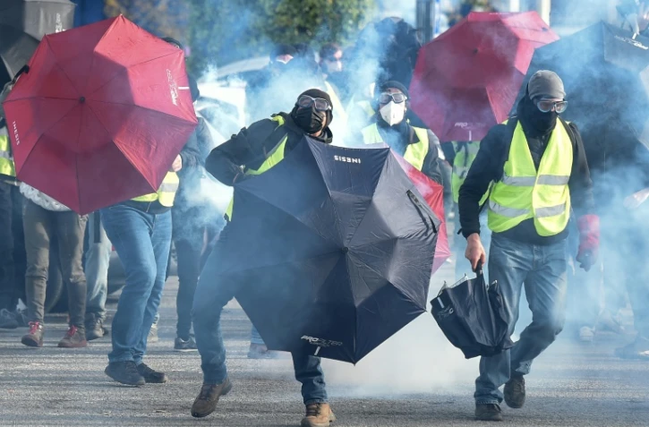 Des manifestants anti-Zemmour tentent de s'approcher du Zénith de Nantes le 30 octobre 2021