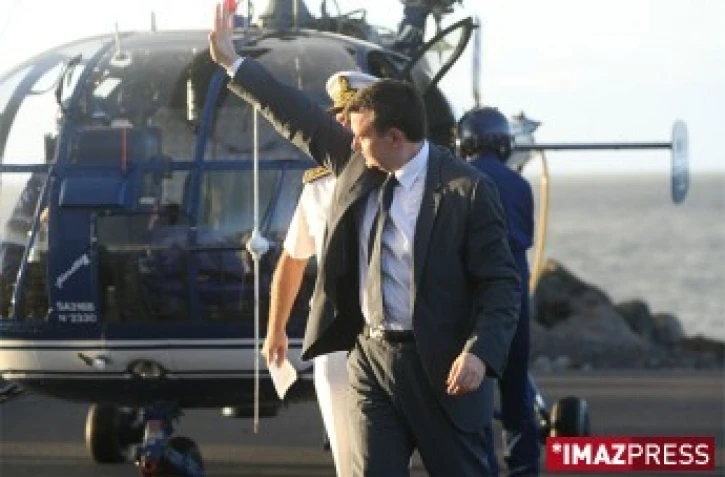 Jeudi 27 Mars 2008

Yves Jego, nouveau secretaire d Etat a l outremer, est arrive en fin de matinee dans l ile pour son premier deplacement